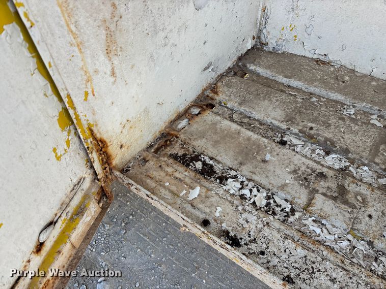 image for item FG0063 1995 Ford F700 fuel truck