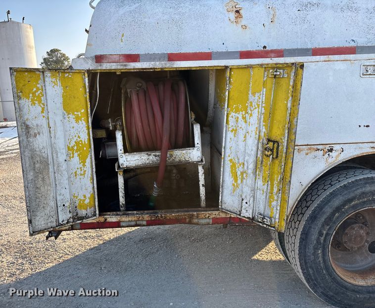 image for item FG0063 1995 Ford F700 fuel truck