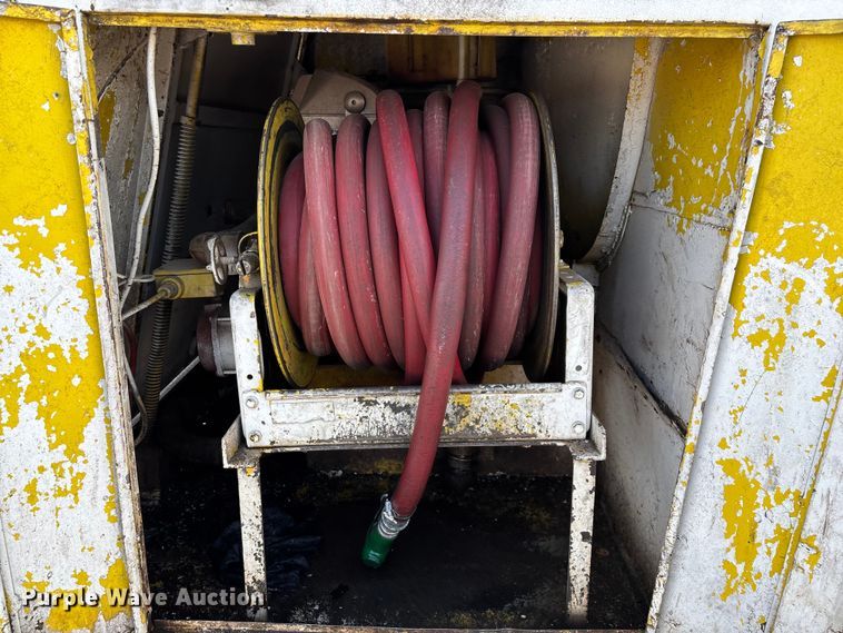 image for item FG0063 1995 Ford F700 fuel truck