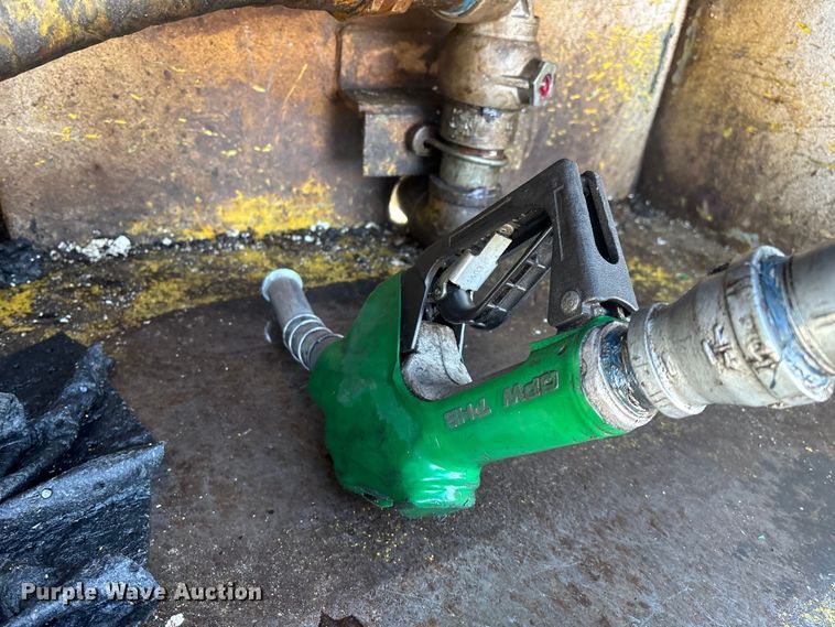 image for item FG0063 1995 Ford F700 fuel truck