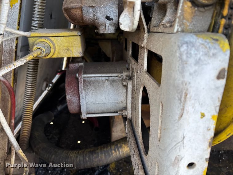 image for item FG0063 1995 Ford F700 fuel truck