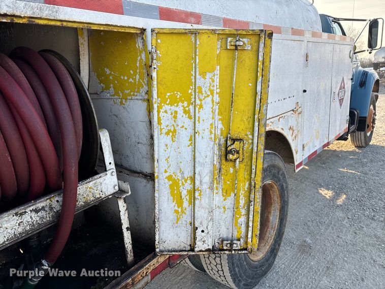 image for item FG0063 1995 Ford F700 fuel truck