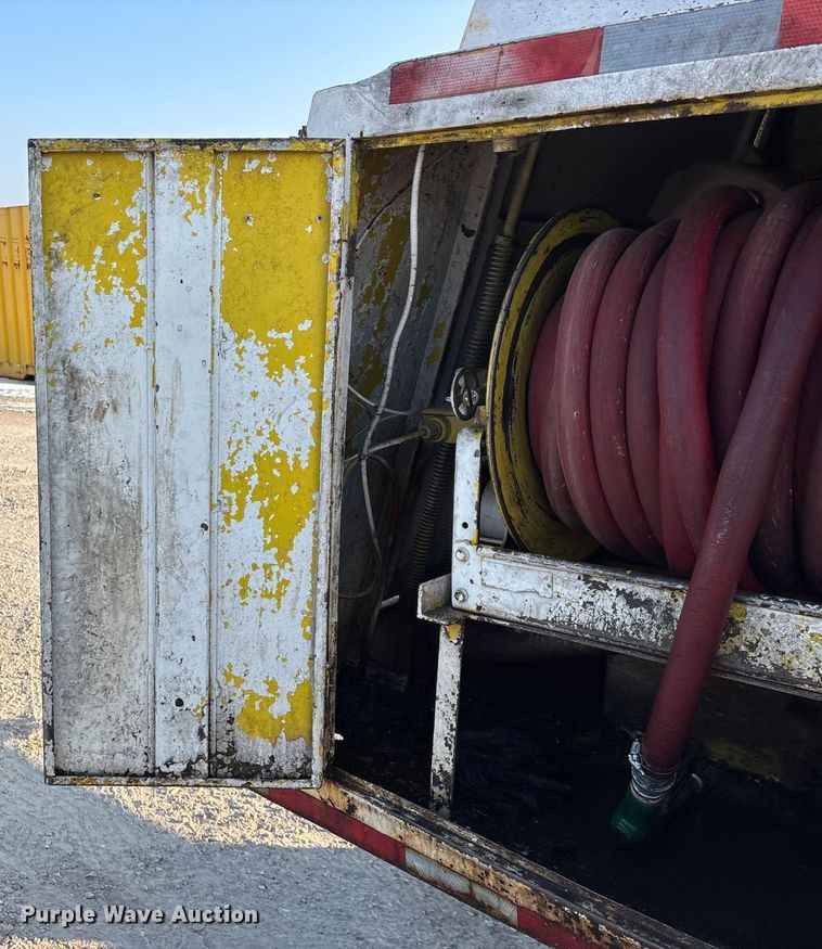 image for item FG0063 1995 Ford F700 fuel truck