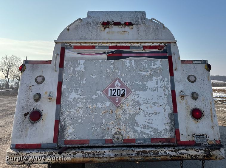 image for item FG0063 1995 Ford F700 fuel truck