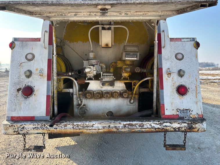 image for item FG0063 1995 Ford F700 fuel truck