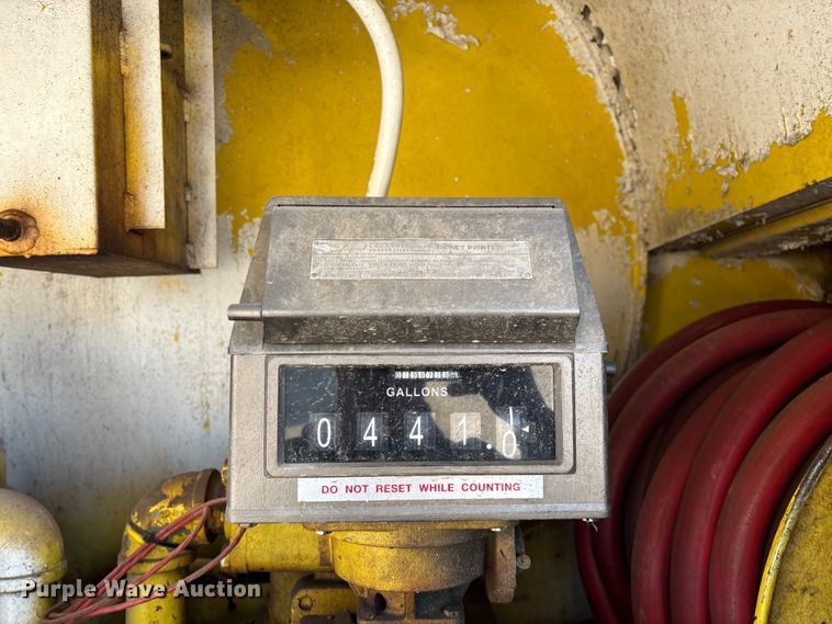 image for item FG0063 1995 Ford F700 fuel truck