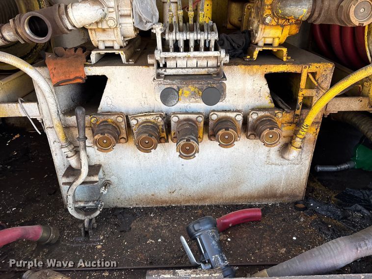 image for item FG0063 1995 Ford F700 fuel truck