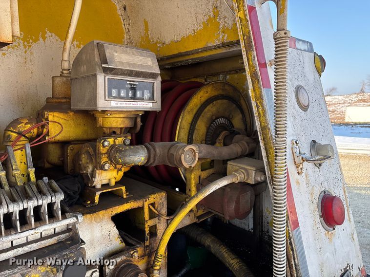 image for item FG0063 1995 Ford F700 fuel truck