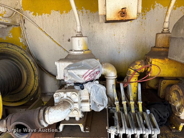 image for item FG0063 1995 Ford F700 fuel truck