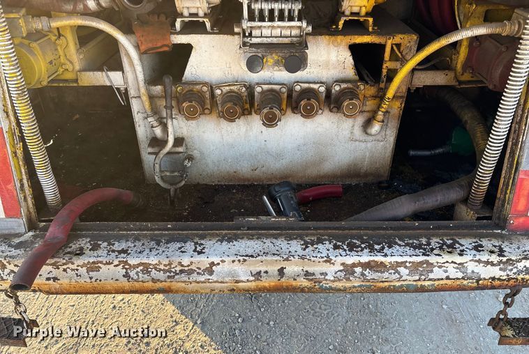 image for item FG0063 1995 Ford F700 fuel truck