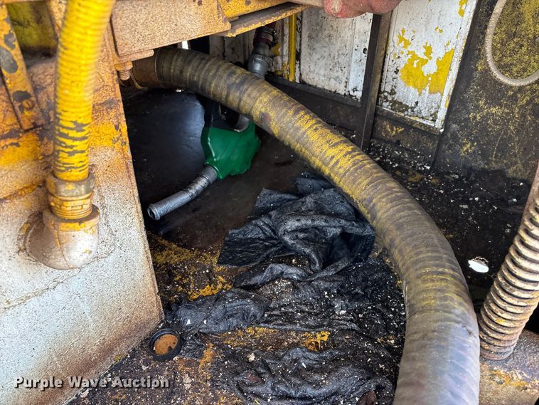 image for item FG0063 1995 Ford F700 fuel truck