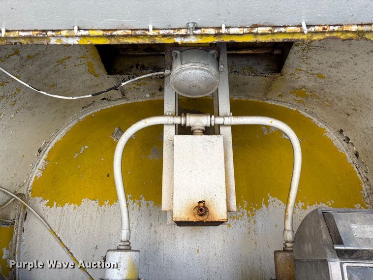 image for item FG0063 1995 Ford F700 fuel truck