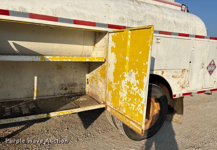 image for item FG0063 1995 Ford F700 fuel truck