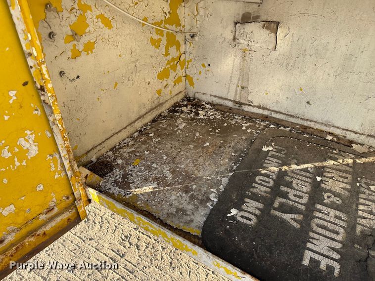 image for item FG0063 1995 Ford F700 fuel truck