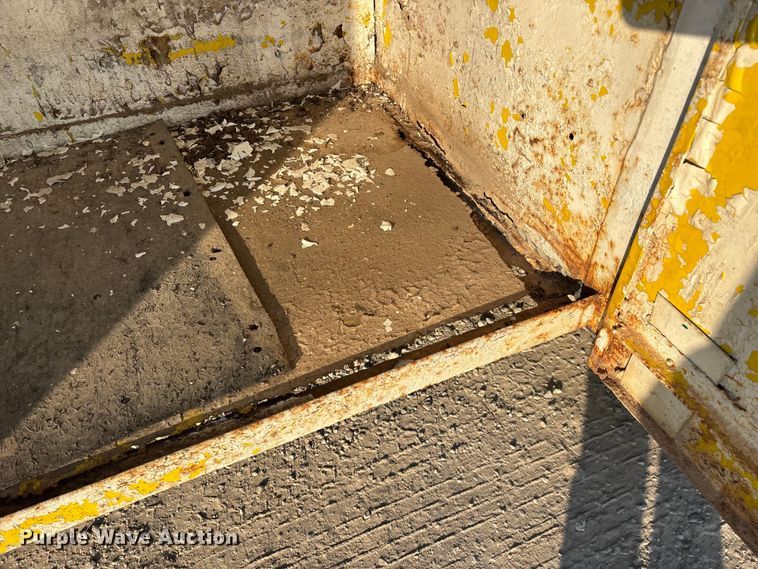 image for item FG0063 1995 Ford F700 fuel truck