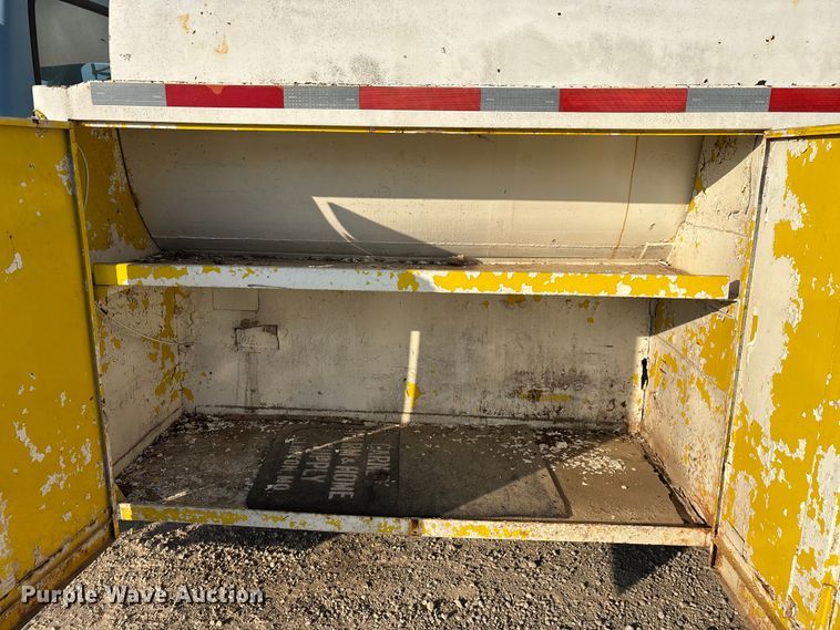 image for item FG0063 1995 Ford F700 fuel truck