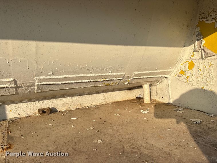 image for item FG0063 1995 Ford F700 fuel truck