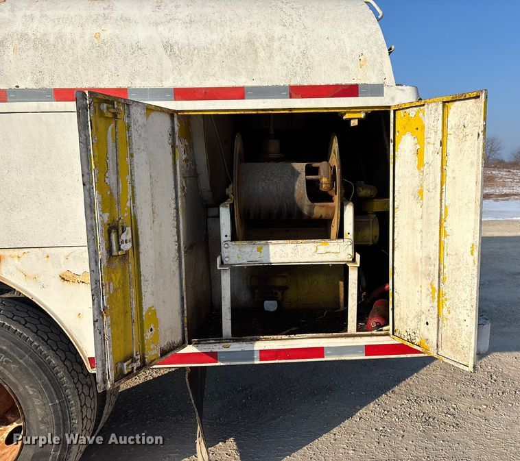 image for item FG0063 1995 Ford F700 fuel truck