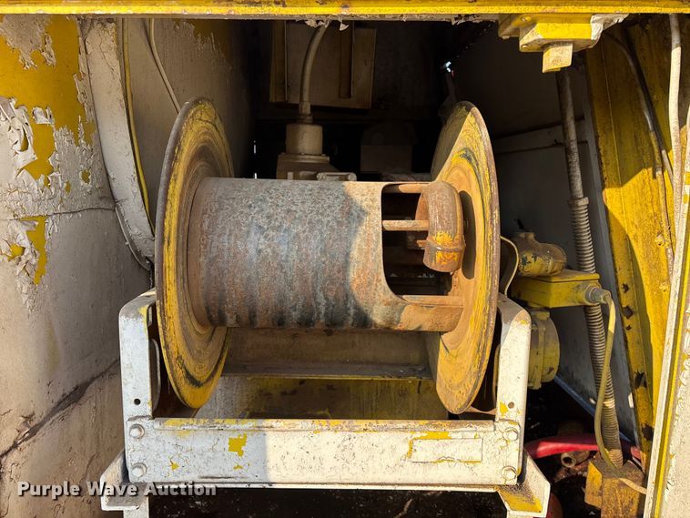 image for item FG0063 1995 Ford F700 fuel truck