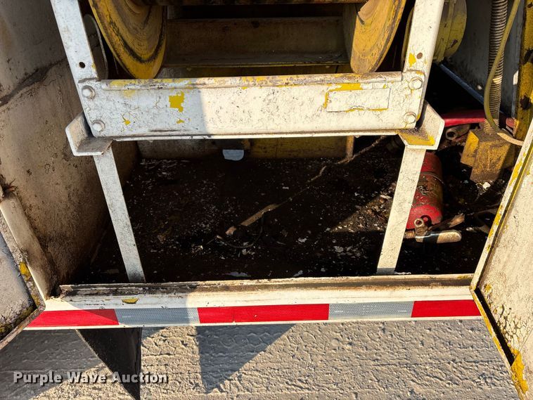 image for item FG0063 1995 Ford F700 fuel truck