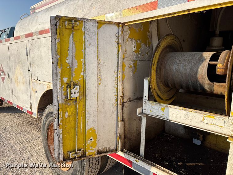 image for item FG0063 1995 Ford F700 fuel truck