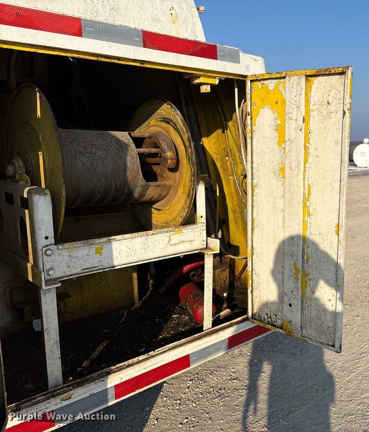 image for item FG0063 1995 Ford F700 fuel truck