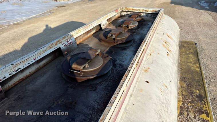 image for item FG0063 1995 Ford F700 fuel truck