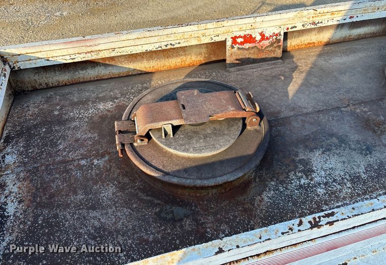 image for item FG0063 1995 Ford F700 fuel truck