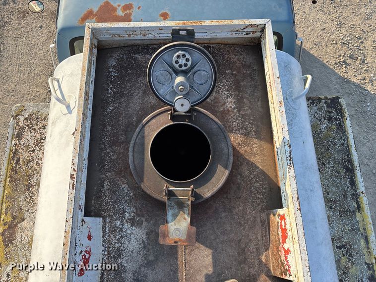 image for item FG0063 1995 Ford F700 fuel truck