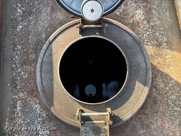 image for item FG0063 1995 Ford F700 fuel truck