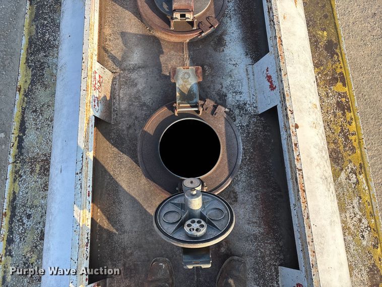 image for item FG0063 1995 Ford F700 fuel truck