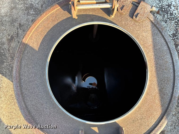 image for item FG0063 1995 Ford F700 fuel truck