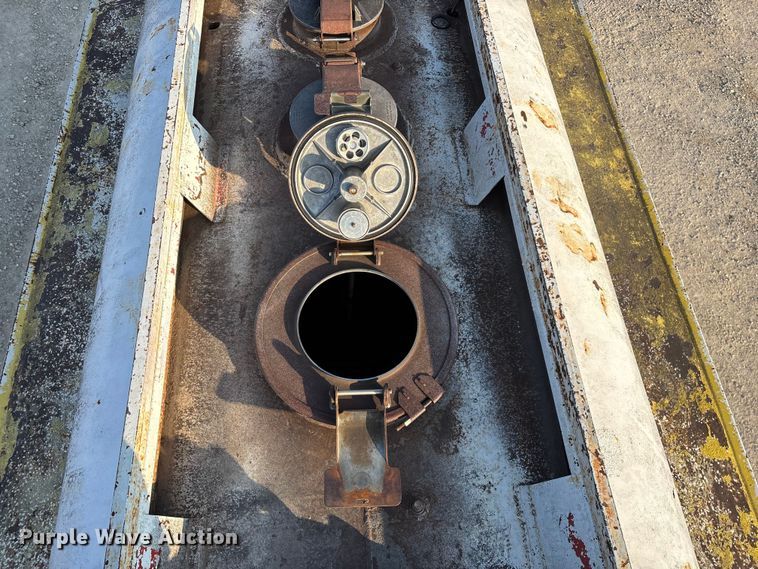 image for item FG0063 1995 Ford F700 fuel truck