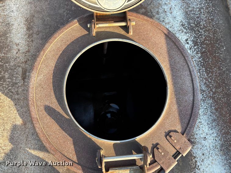 image for item FG0063 1995 Ford F700 fuel truck