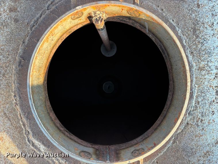 image for item FG0063 1995 Ford F700 fuel truck