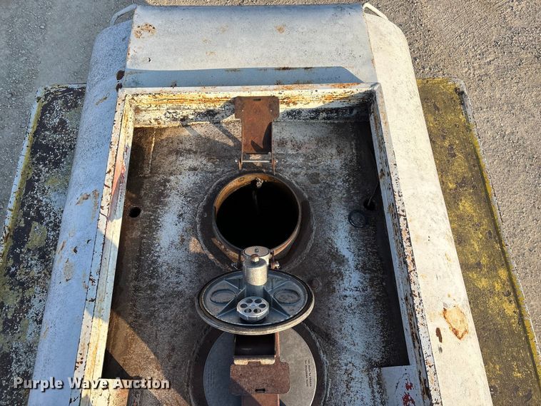 image for item FG0063 1995 Ford F700 fuel truck