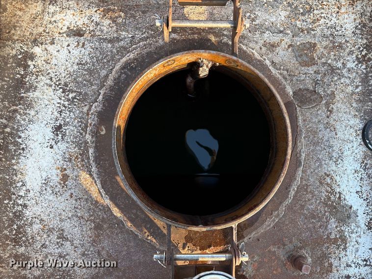 image for item FG0063 1995 Ford F700 fuel truck