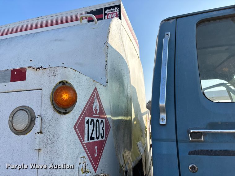 image for item FG0063 1995 Ford F700 fuel truck