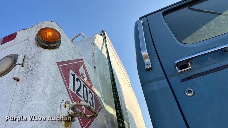 image for item FG0063 1995 Ford F700 fuel truck