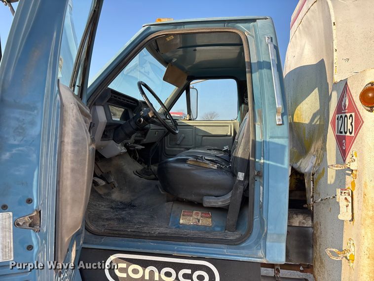 image for item FG0063 1995 Ford F700 fuel truck