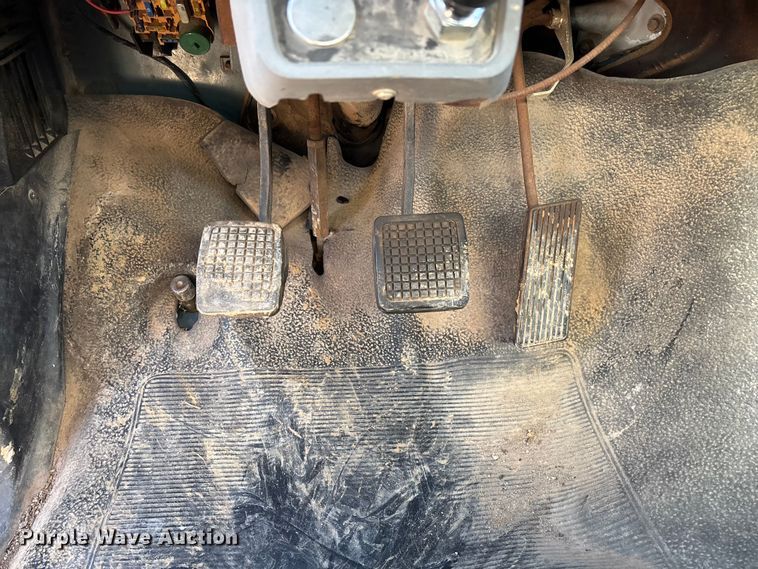 image for item FG0063 1995 Ford F700 fuel truck