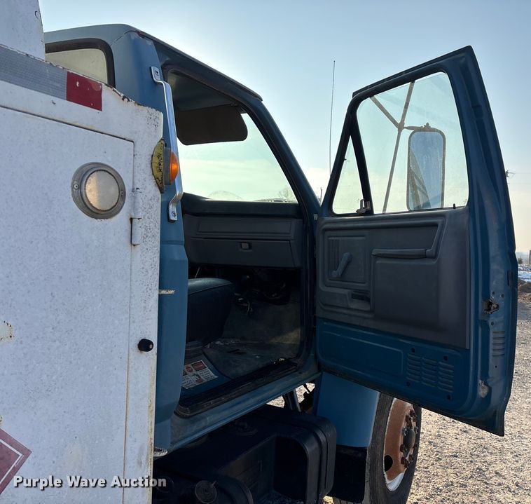 image for item FG0063 1995 Ford F700 fuel truck