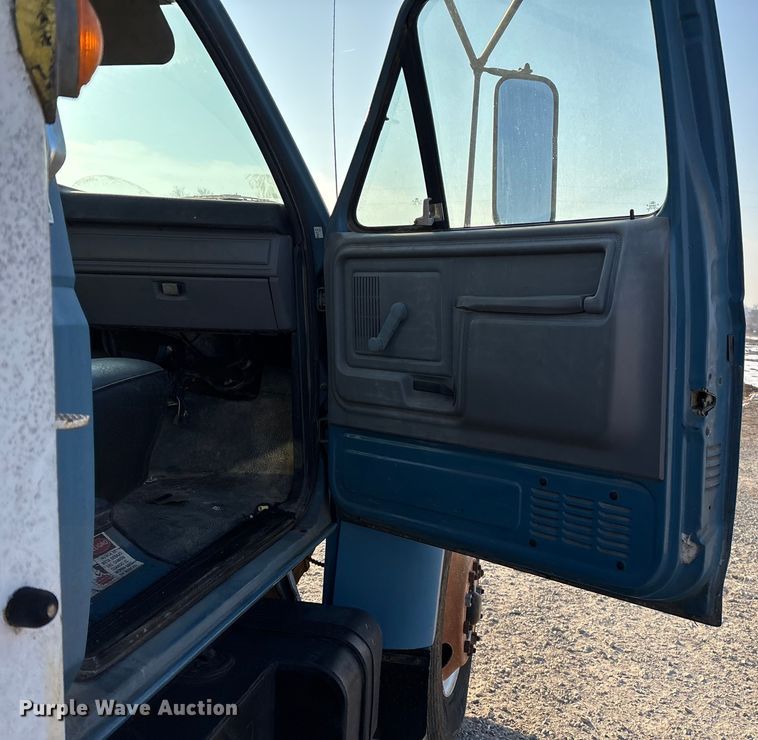 image for item FG0063 1995 Ford F700 fuel truck