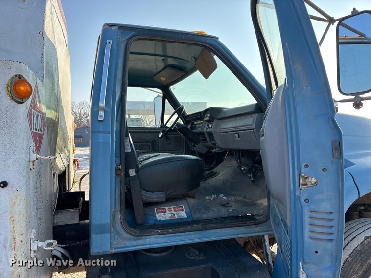 image for item FG0063 1995 Ford F700 fuel truck