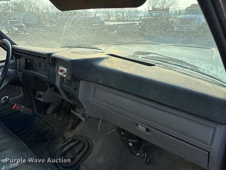 image for item FG0063 1995 Ford F700 fuel truck