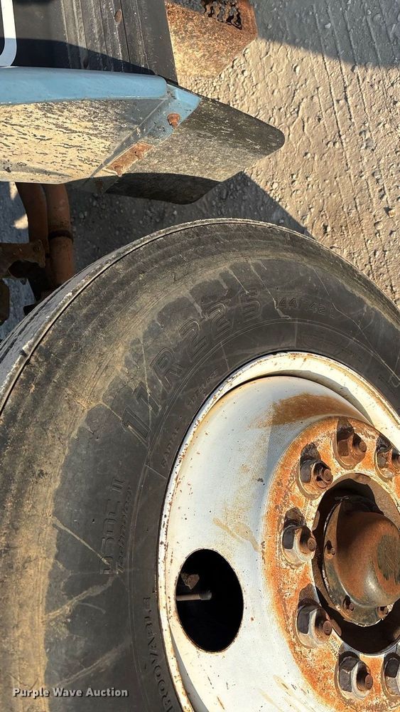 image for item FG0063 1995 Ford F700 fuel truck