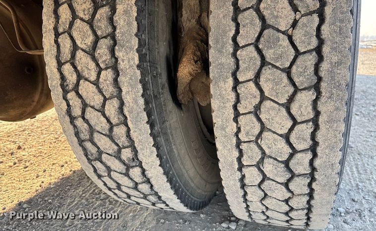 image for item FG0063 1995 Ford F700 fuel truck