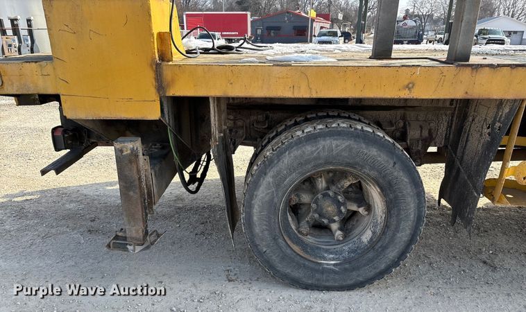 image for item FG0065 1996 Ford F-Series Flat bed truck with crane