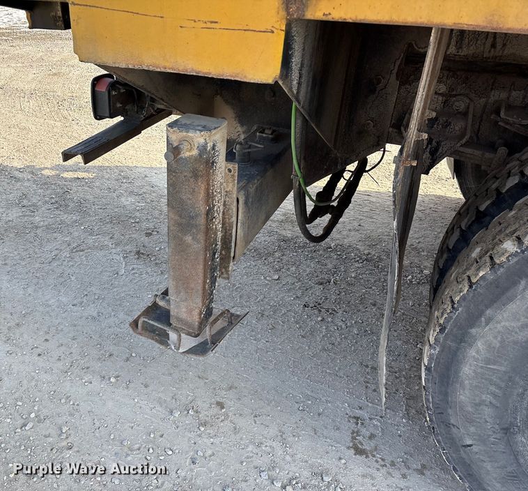 image for item FG0065 1996 Ford F-Series Flat bed truck with crane