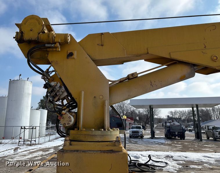 image for item FG0065 1996 Ford F-Series Flat bed truck with crane